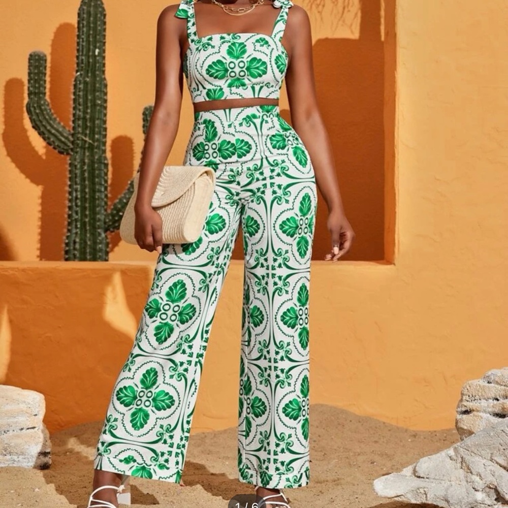 Green & White Geometric print pant and top set - size Small
